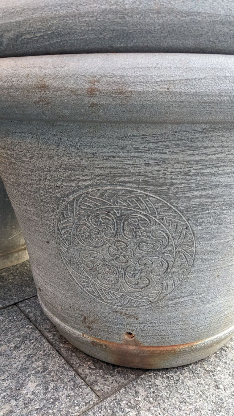 Pots de fleurs: Pflanztopf rund grau Kunstoff  – D'occasion à Romanshorn par chaanem 1