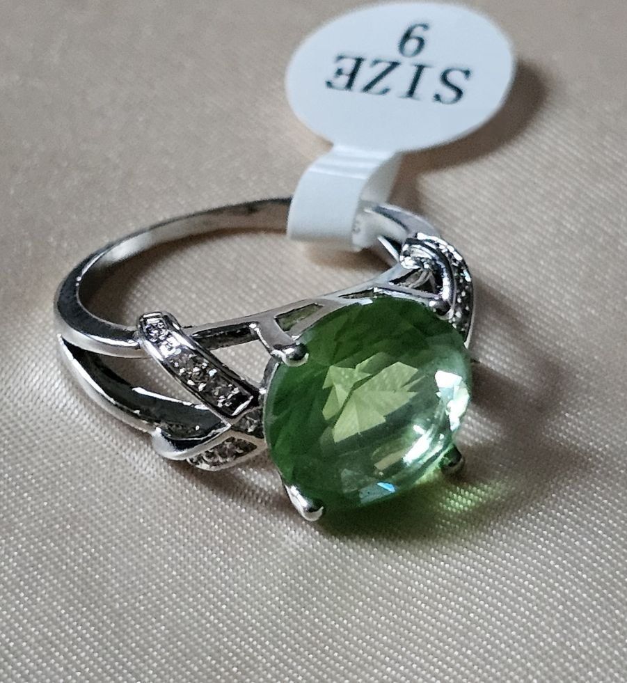 Ringe: Klassischer Ring mit grünem Topas,  925 versilbert, Gr. 9 – Neu (gemäss Beschreibung) aus Grenchen von maretop 1