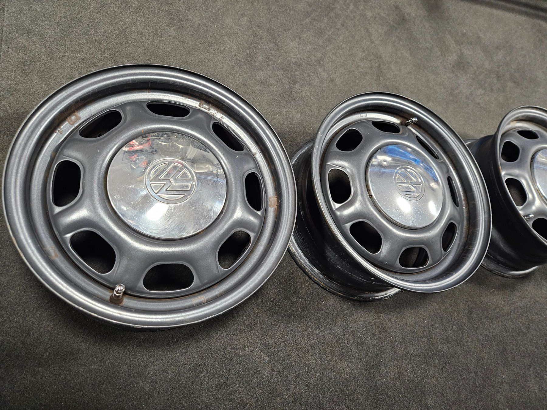 Volkswagen Felgen: 13"-VW Stahlfelgen mit Raddeckel – Gebraucht aus Kallnach von Aircooler 1