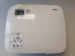 NEC VT580 Beamer/Projektor + Fernbedienung + HDMI-Adapter