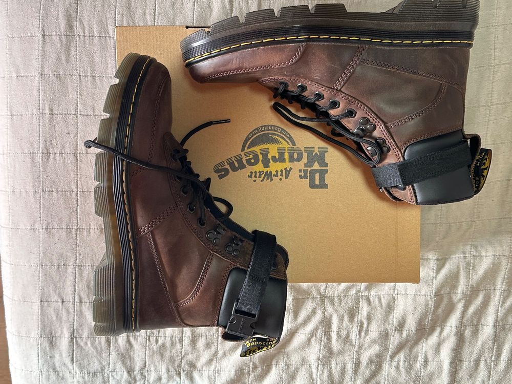 Dr. Martens Combs Leather Anfibi Unisex – Pelle Resistente, Suola Robusta, Chiusura Con Lacci
