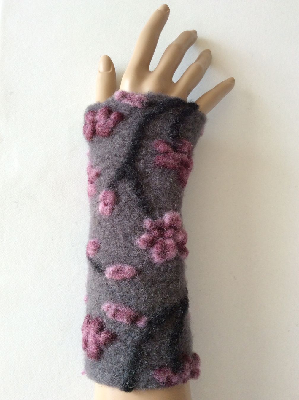 Altro in  Abbigliamento & Accessori: Armstulpen aus Reliefwalk  - grau - rosa – Nuovo e nell'imballaggio originale da Birwinken venduto da chez-erna
