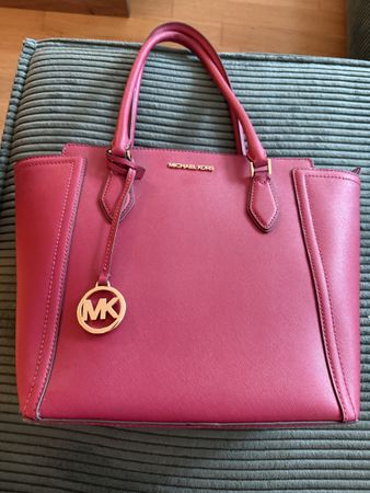 Stylish Michael Kors Tote Bag - Perfect for Summer Outings!