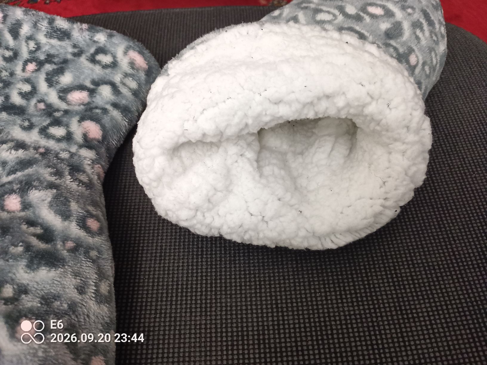 Scarpe da donna: Warme Hausschuhe mit rutschfester Sohle – Usato da Zürich venduto da Mitzi6 1