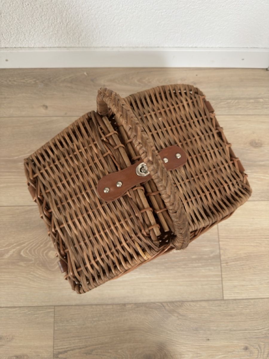 Altro per la casa: Handgemachter Picknickkorb/Korb aus Weide mit Deckel, Neu – Nuovo (secondo la descrizione) da Sarmenstorf venduto da Nathaliie_21 1