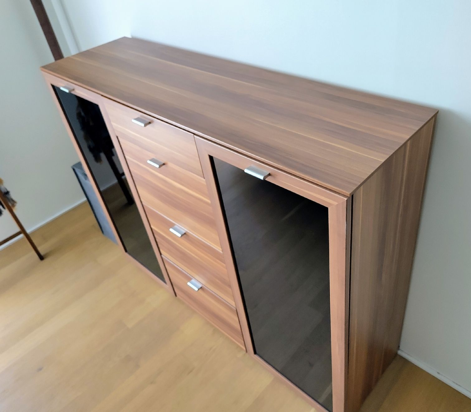 Cassettiere: Kommode / Sideboard 150 cm in Nussbaum-Optik mit Glastüren – Usato da Thun venduto da The_Sixx 1