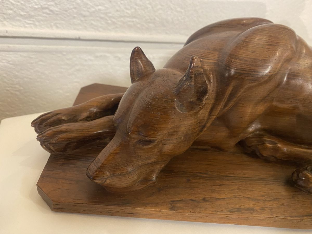 Figuren: FIGUR LIEGENDER HUND  „ BRIENZERSCHNITZEREI“  H.HUGGLER SIG. – Gebraucht aus St. Gallen von Goldband 7