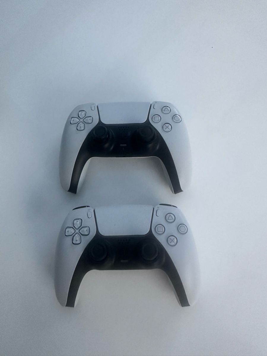 Sony Console: PlayStation 5 mit Laufwerk und zwei Controller – Usato da Duggingen venduto da Autofan84 3