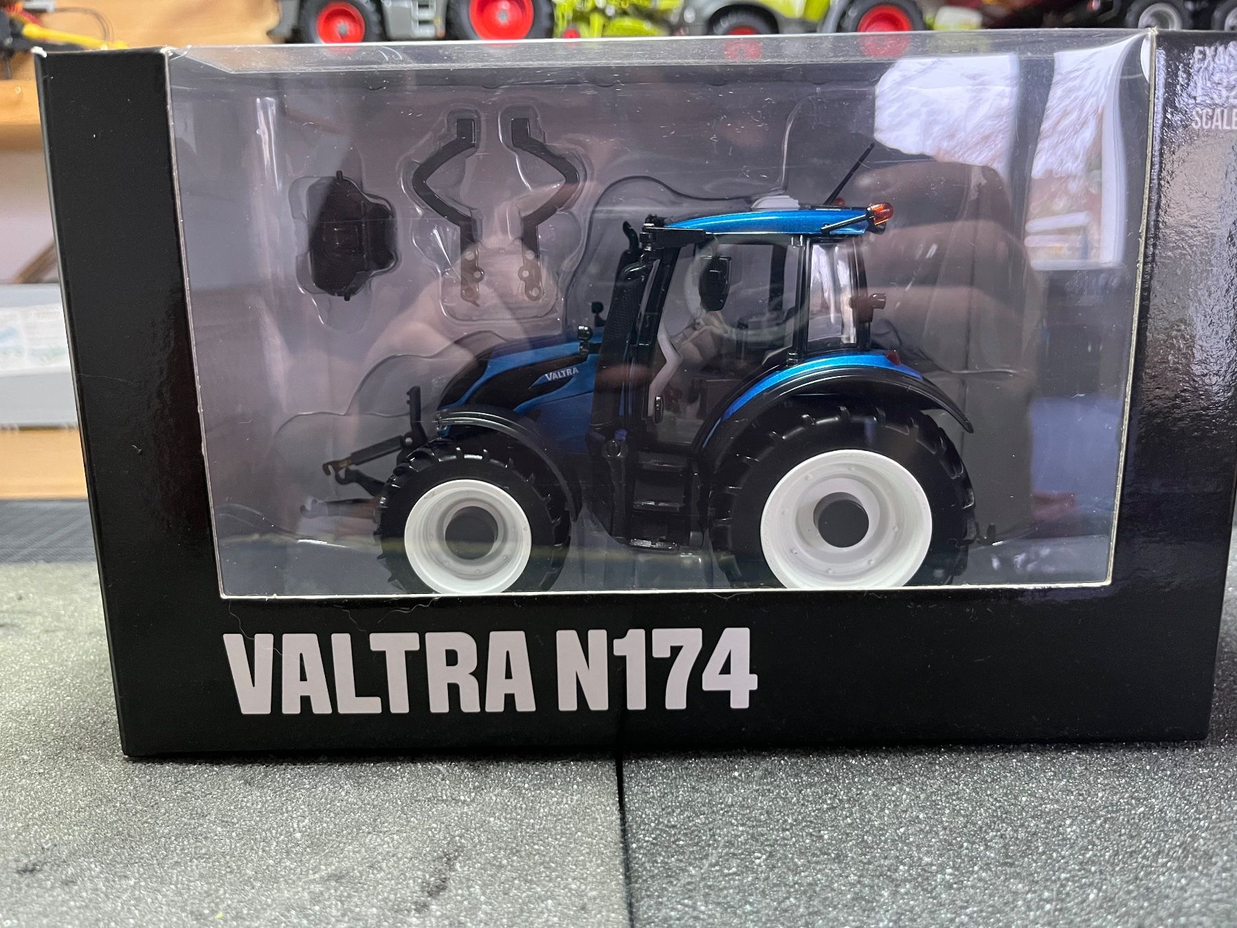 Siku Kit di modellismo & Modellini statici: John Deere 8R370 plus Valtra N174 Modell 1:32 – Nuovo e nell'imballaggio originale da Egg/ Flawil venduto da Claas1997 1