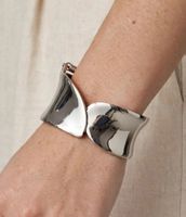 Bracciale rigido colore argento forma curva 