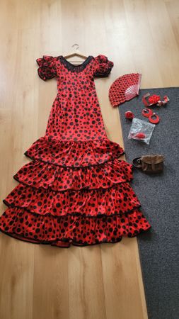 Typische spanische Tracht für den Sevillanas-Tanz
