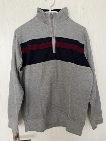 Grauer Pullover