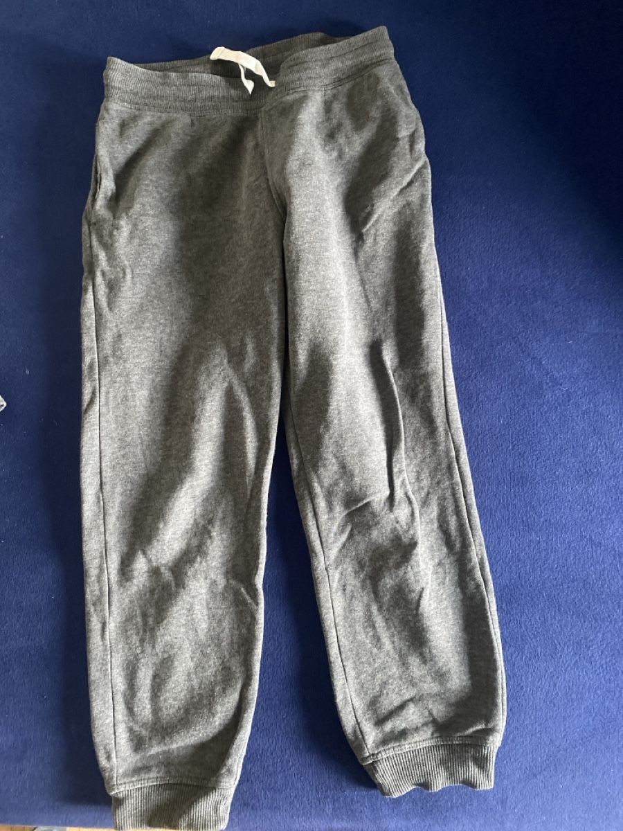 H&M Completi: Grauer Jogginganzug, H&M, Grösse 134 – Usato da Zürich venduto da sar_7s87 2