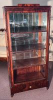 Antike Vitrine aus dem Spätempire-Stil (1830)