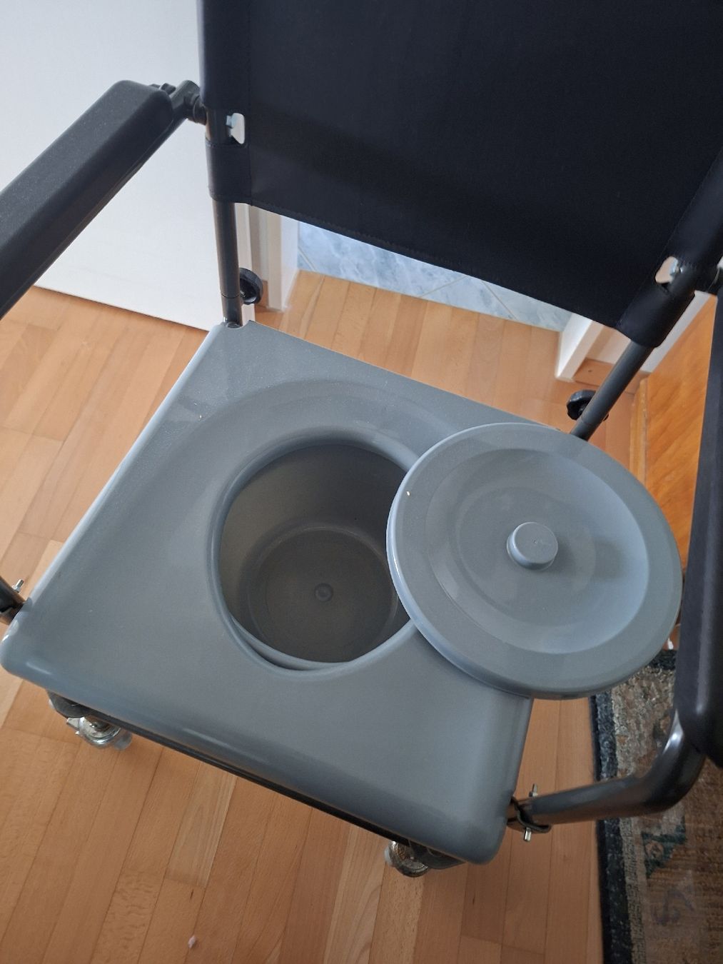 Attrezzature mediche: WC-Stuhl / Toilettenrollstuhl – Usato da Oetwil am See venduto da Barclay64 1