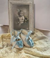 Uralte Puppenschuhe aus Seidenstoff