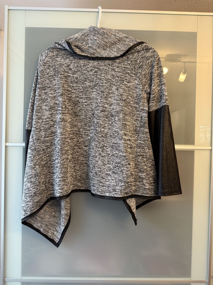 Giacche: Modernes Strickjäcklein mit Lederapplikationen Gr. S/M – Usato da Einsiedeln venduto da zue_82pm 1