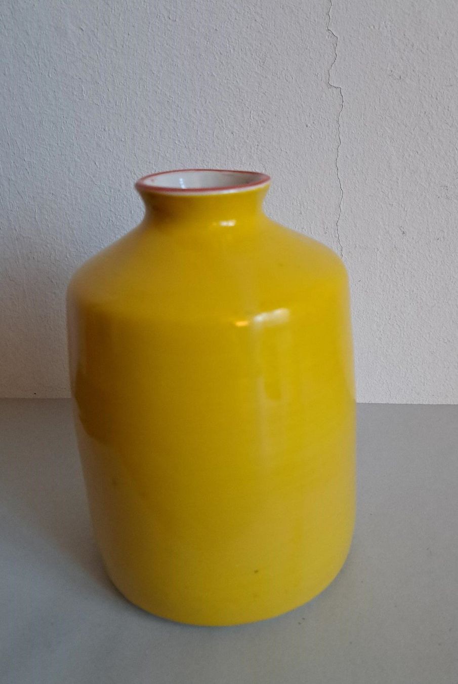 Vasen & Gefässe: Leuchtend Gelbe Keramikvase mit Stempel – Gebraucht aus Basel von Patiscat