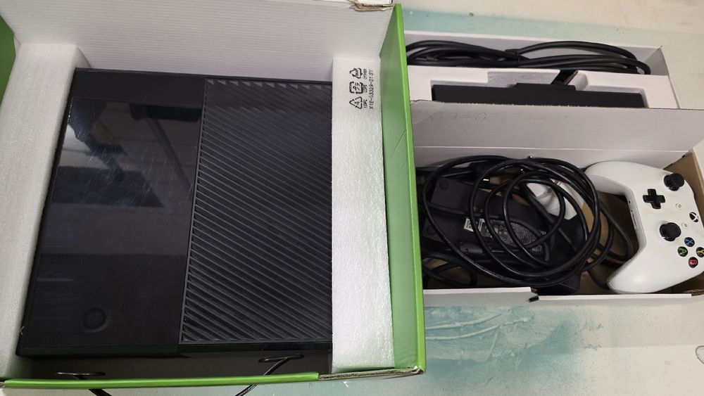 XBox One mit Kinect und Zubehör. (Gebraucht) in Winterthur für CHF 50 ...