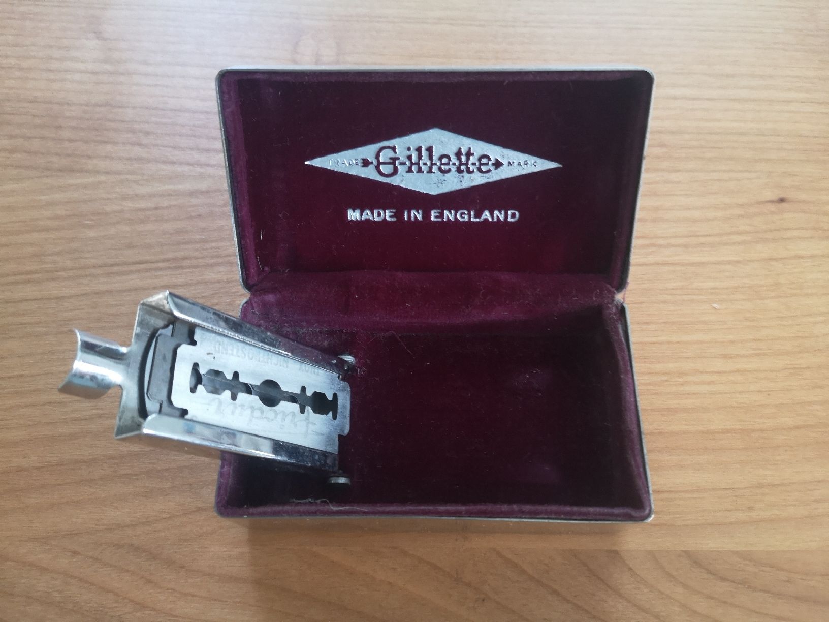 Gillette Rasoi & Lamette da barba: Gillette Rasierer Vintage Set mit Etui – Difettoso da Sissach venduto da cor_n2dt 2