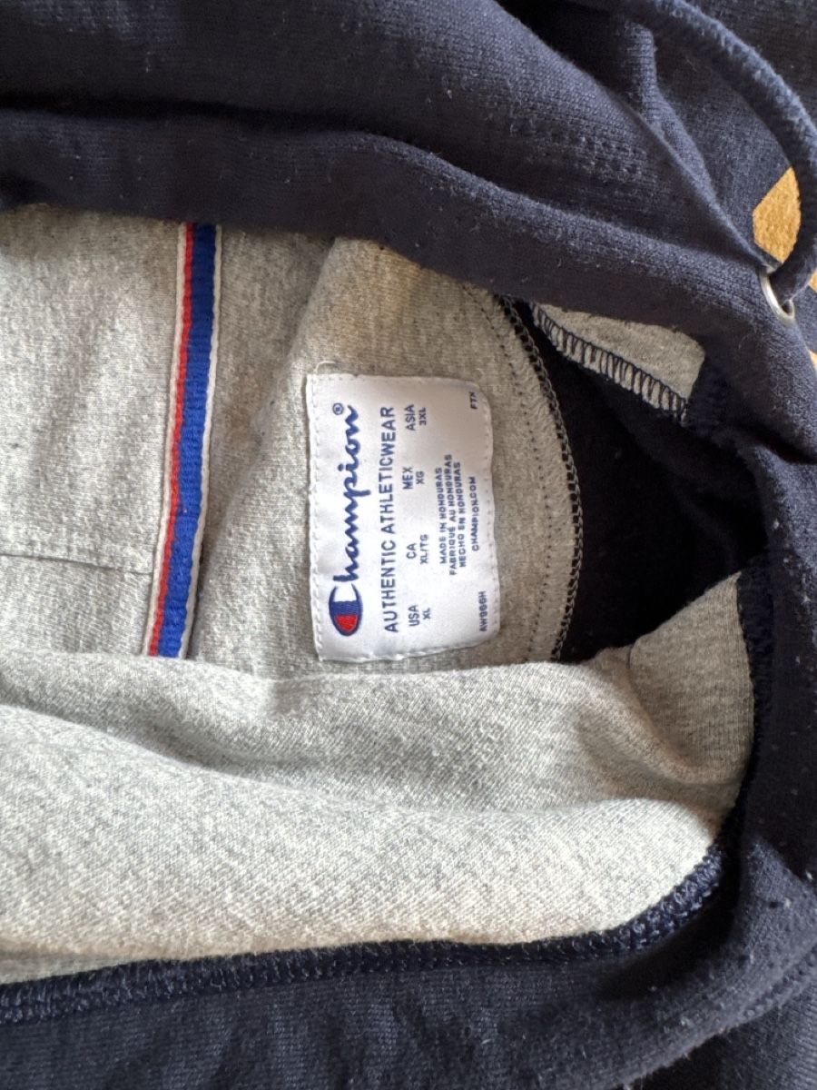 Champion Pullover & Sweatshirts: Champion Pullover mit Kapuze dunkelblau Grösse L – Gebraucht aus St. Gallen von Jak_h2hx 1