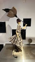 Kunstvolle Tischlampe: Handgearbeitetes Mädchen mit 86cm Höh