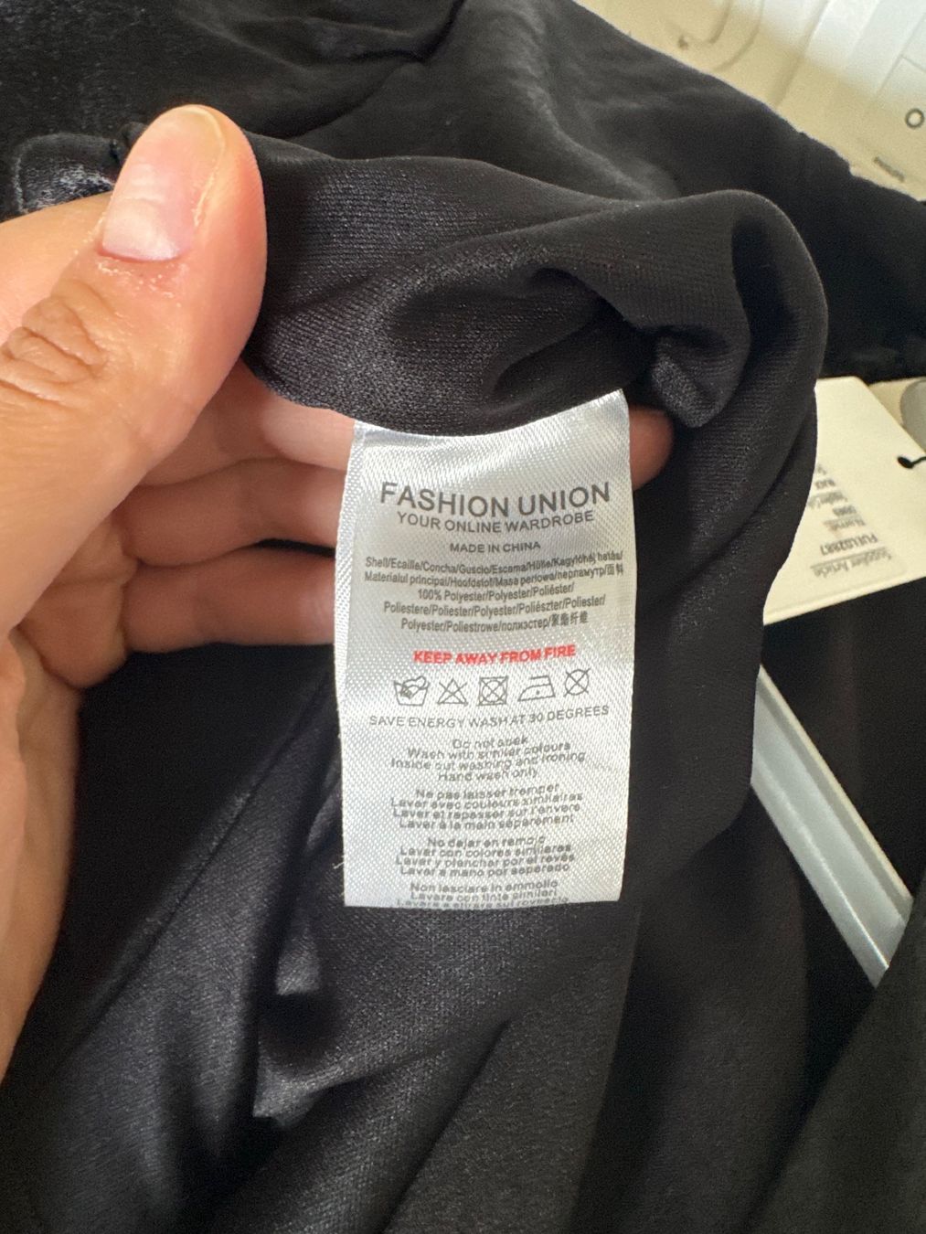 Jumpsuits: Ungetragener Jumpsuit schwarz mit Samtoptik, Grösse M – Neu und originalverpackt aus Aarau von Gulianora 6