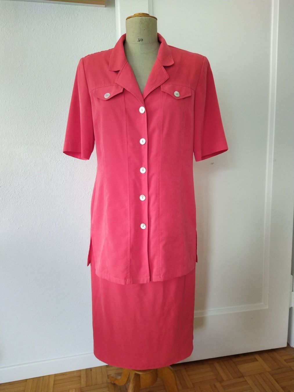 Completi & Tailleur: Zweiteiler mit Jupes und Bluse – Usato da Triesen venduto da stephanieschurti