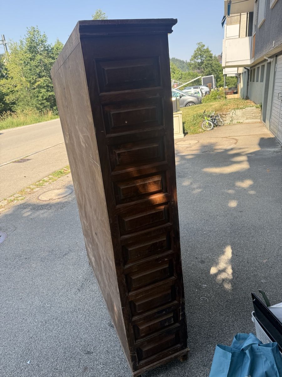 Armadi: Bretonischer Schrank 1890 Spanisch – Usato da Winterthur venduto da dad_k5y5 5