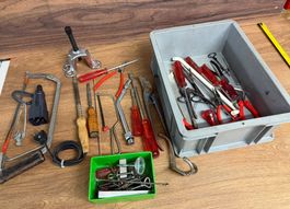 Werkzeugkiste, diverse Werkzeuge, inklusiv Box