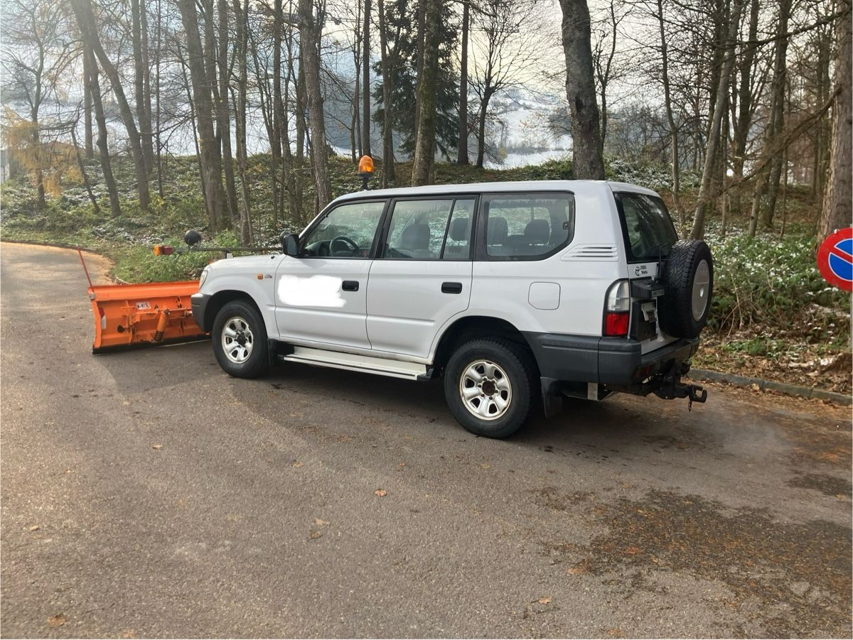 Toyota Nutzfahrzeuge: Toyota Land Cuiser mit Schneepflug – Gebraucht aus Unteriberg von Drummer86 2