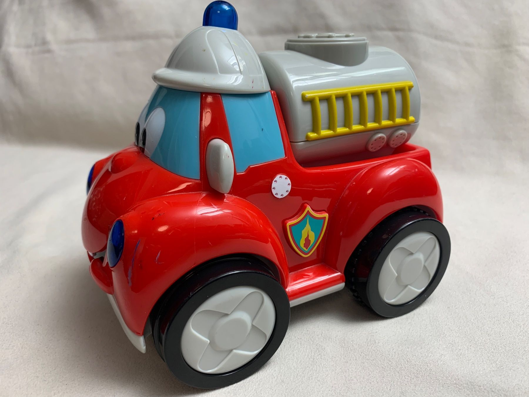 Chicco Fahrzeuge für Kinder: Chicco Feuerwehrauto mit Musik – Gebraucht aus Ehrendingen von Sansav 1