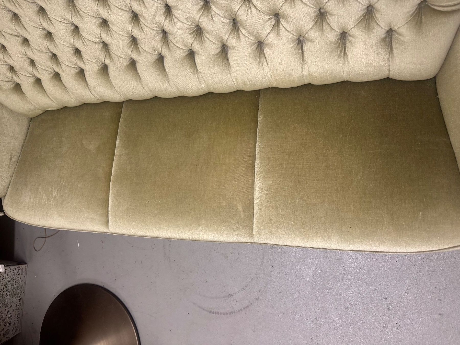 Divani: Vintage Samtsofa mit Knopfheftung und Fransen – Usato da Zürich venduto da diesunddasvintage 2