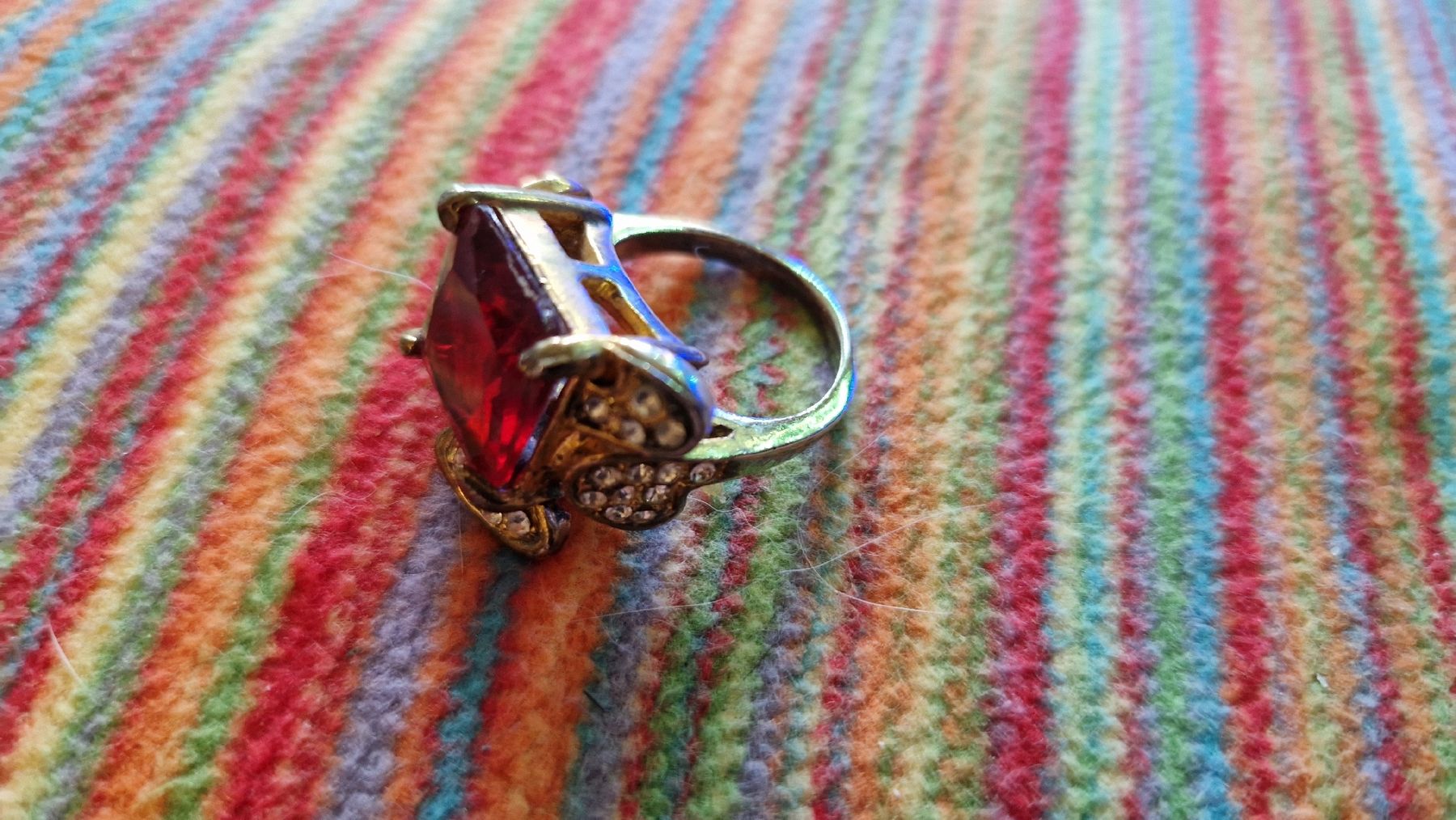 Anelli: Modeschmuck-Ring mit grossem rotem Glasstein – Usato da Oberengstringen venduto da Asteroid56 2