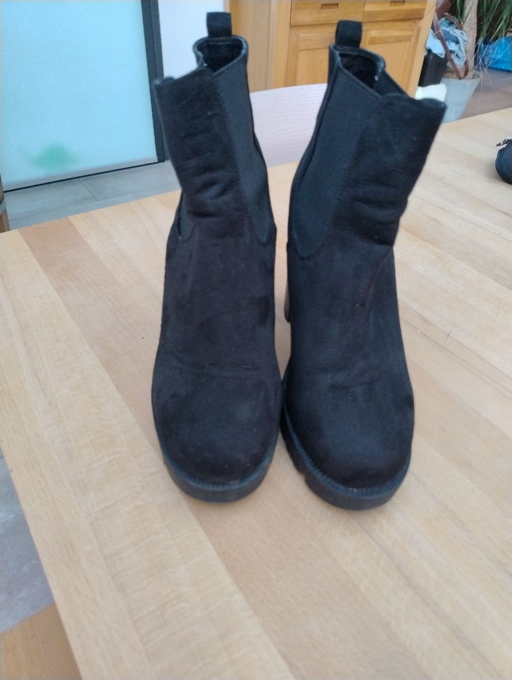 Damenschuhe: Schwarze Stiefeletten in Wildlederoptik Grösse 38 – Gebraucht aus Kirchberg BE von lauraflu 2