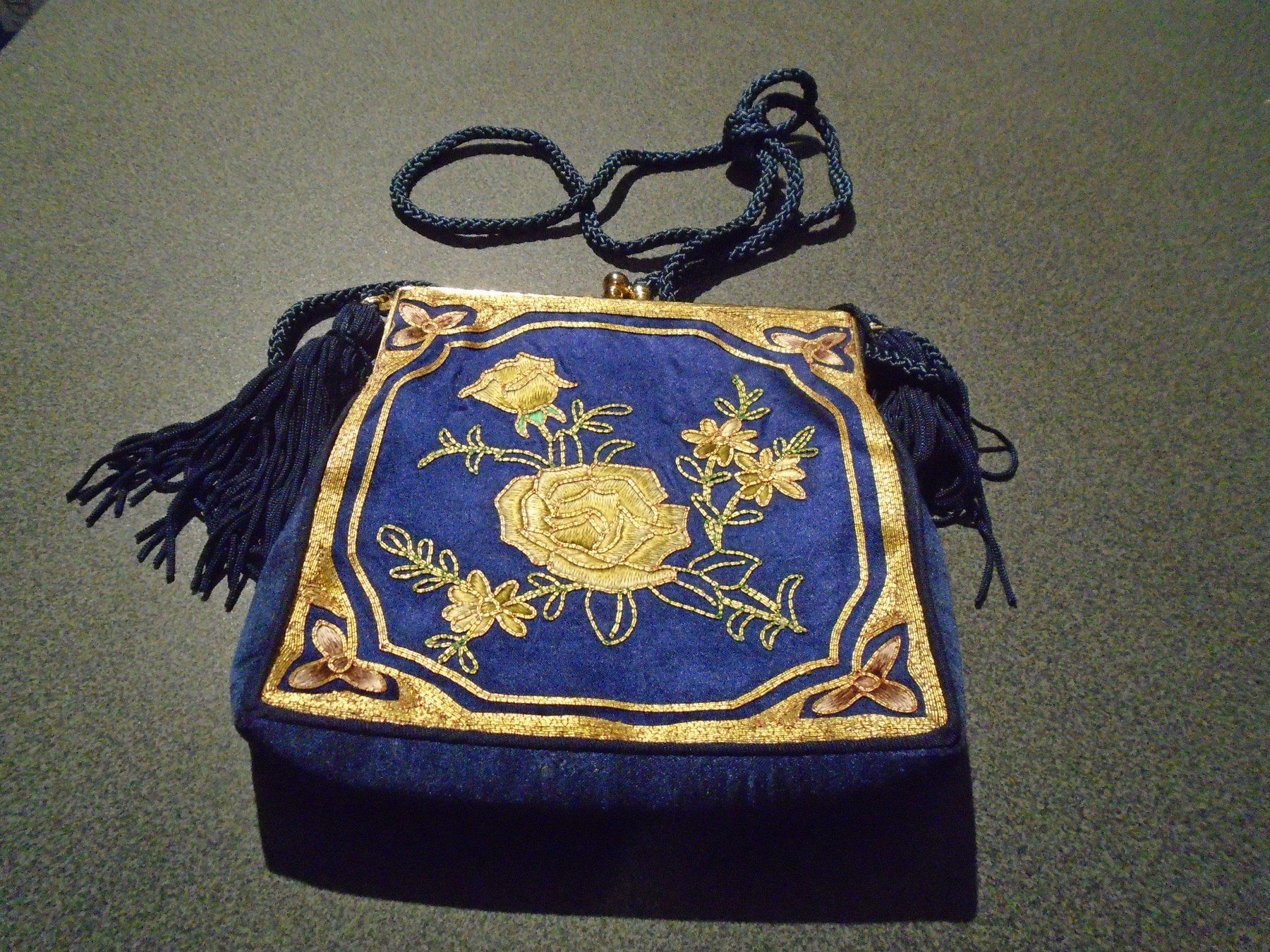 Taschen für Damen: Tasche blau / goldfarbige Blumen, klein – Gebraucht aus Zürich von abraxas1291