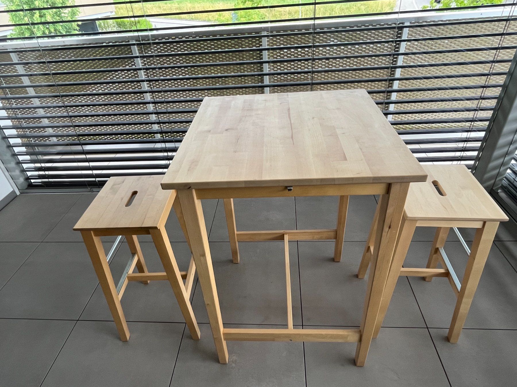 Set de table et chaises: Bartisch (Hochtisch) mit 2 Hockern – D'occasion à Dietlikon par ZWE59 2