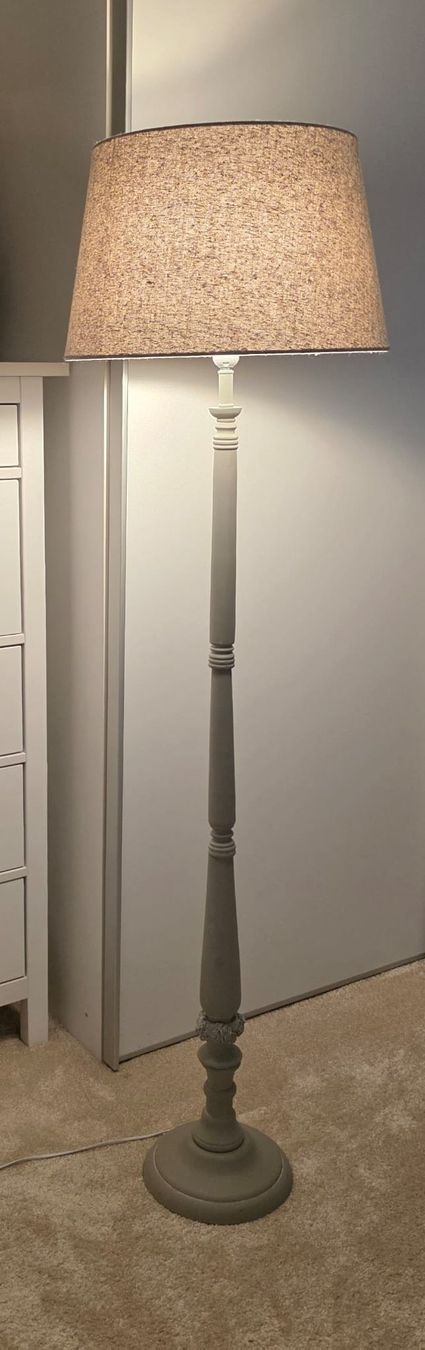 Pfister Lampade: Stehlampe grau mit Rosendekor und Stoffschirm – Usato da Rheinsulz venduto da Dred