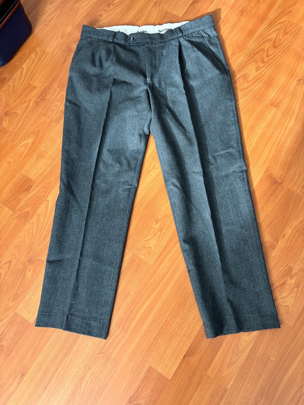 Pantaloni: Graue Bundfaltenhose mit Dehnbund ca. M – Usato da Balsthal venduto da Uroby