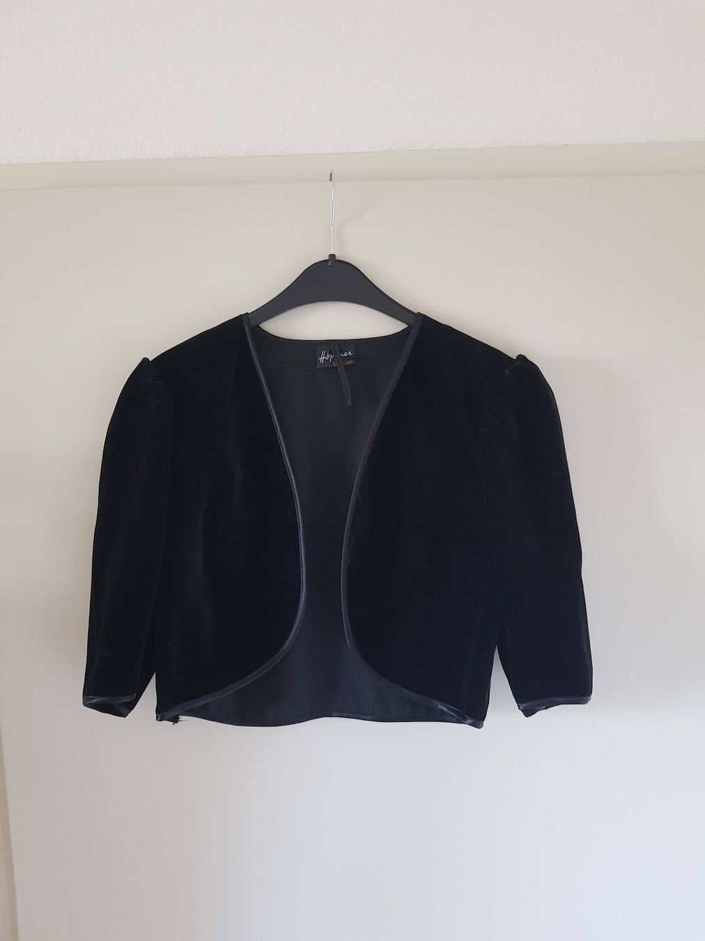 Bolero: Schwarzes Samt Bolero mit Puffärmeln Gr. 36 – Usato da Bern venduto da moehrli05