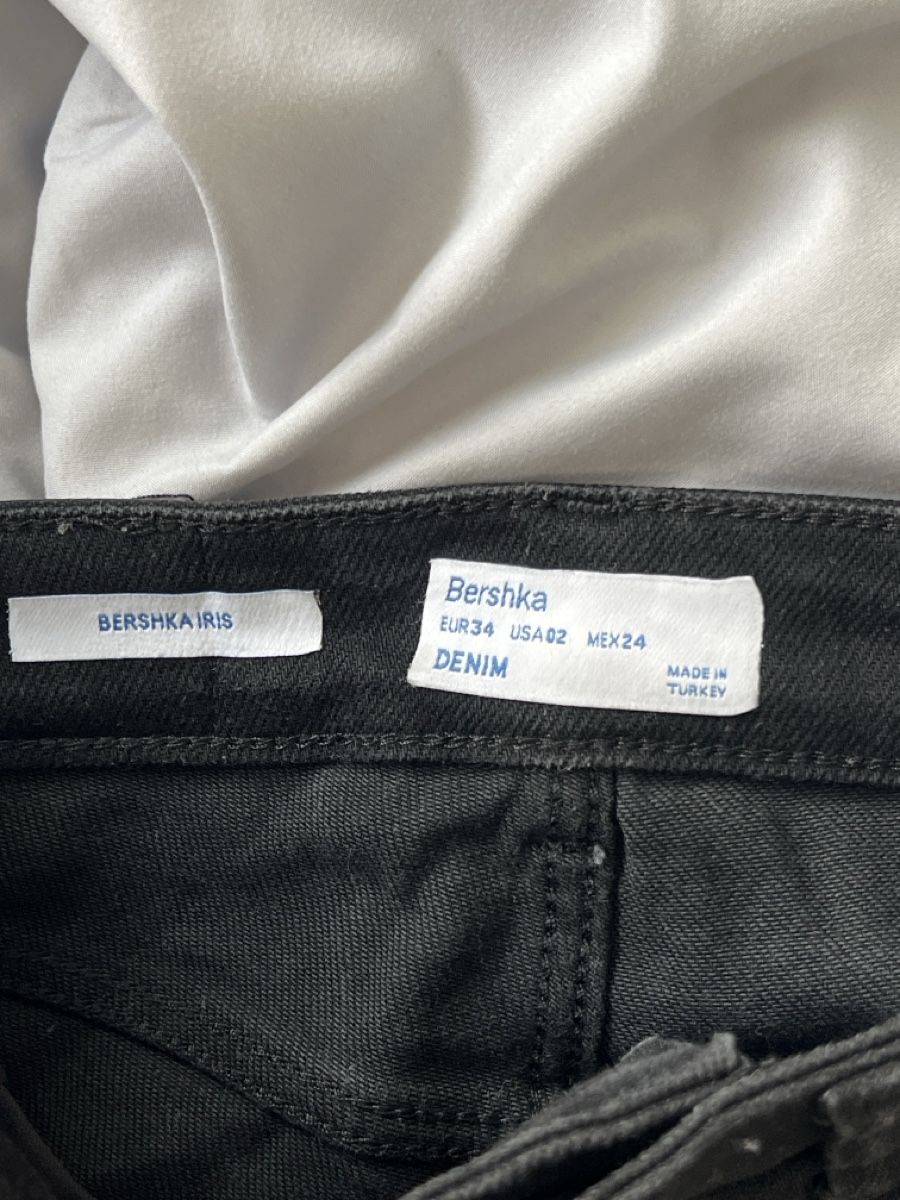 Bershka Jeans: Jean slim noir Bershka, Taille 34 – Nuovo (secondo la descrizione) da Renens VD venduto da sar_bwz5 5