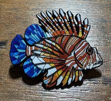 Pin Anstecknadel Feuerfisch bunt Motiv NEU
