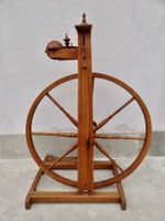 Schönes antikes Spinnrad aus Holz von 1846 antik