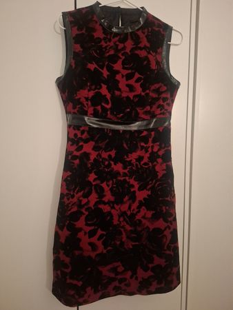 Elegantes Kleid mit Rosenmuster, Grösse 38, perfekt!