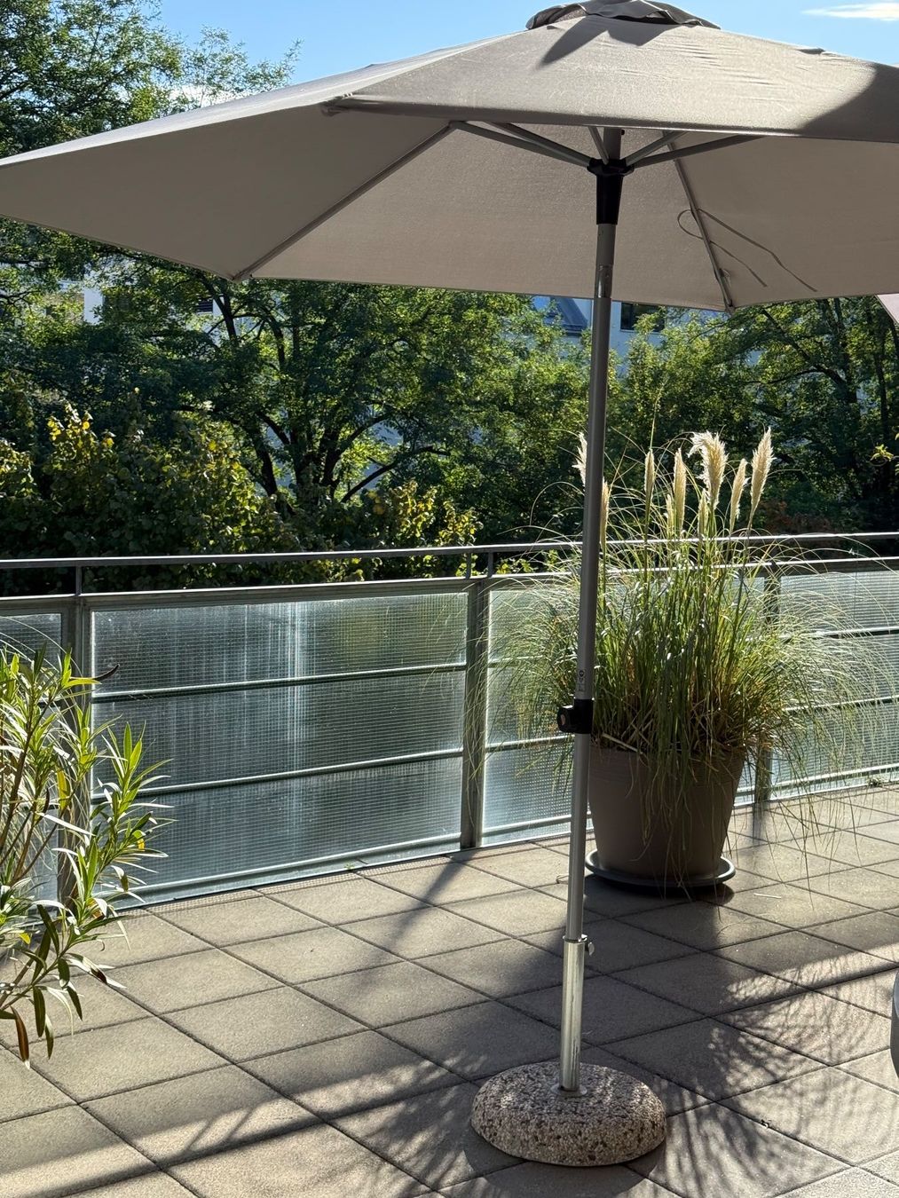 Ombrelloni: Sonnenschirm 3m Durchmesser mit Sockel – Usato da Dällikon venduto da dahi1