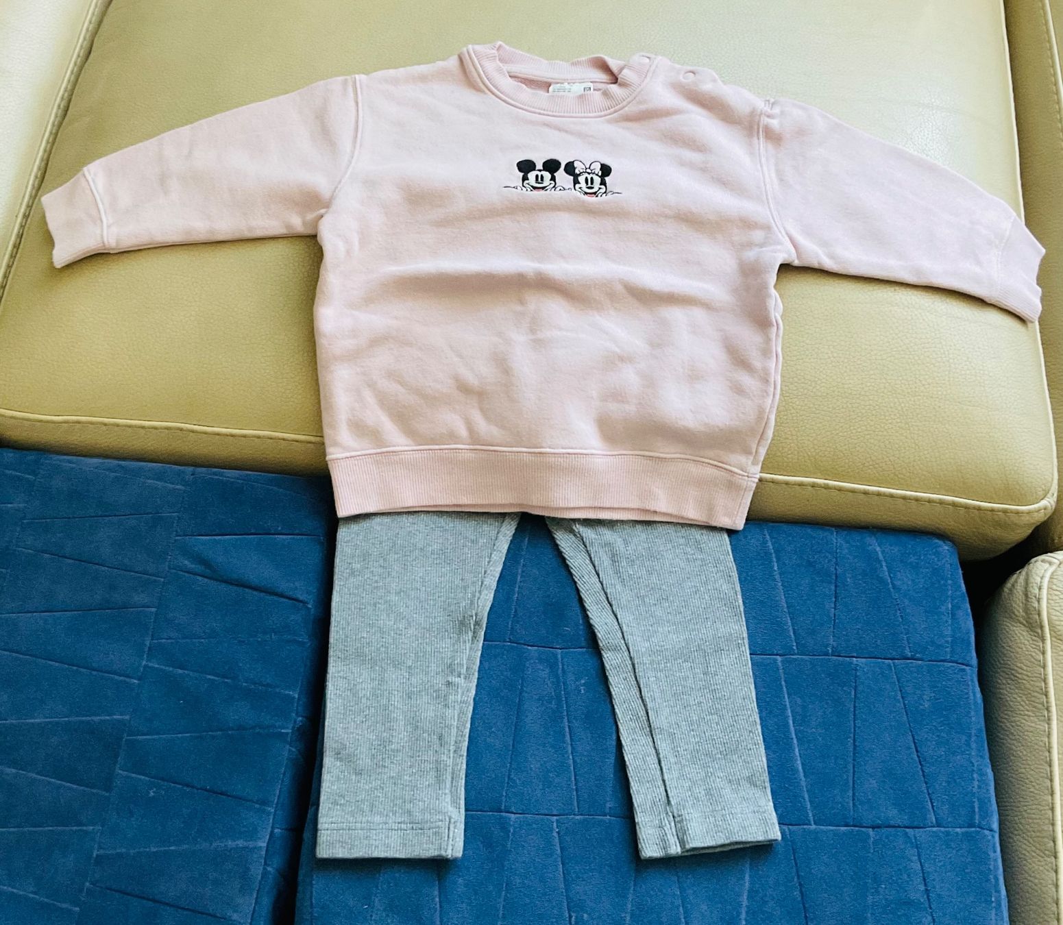 Lotti & Set di vestiti: Ensemble bébé fille UNIQLO Mickey Mouse, taille 18-24 mois – Usato da Genève venduto da Mazelyne