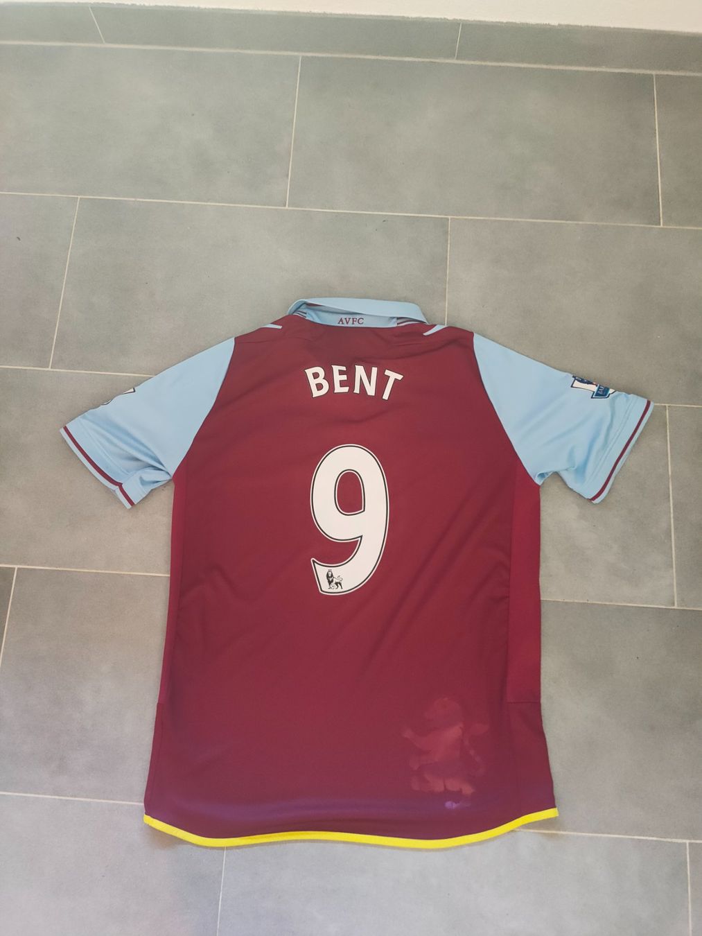 Leibchen & Hosen: Maillot Aston Villa Bent #9, saison 2012/2013 – Gebraucht aus Lausanne von SwissFootballShirt
