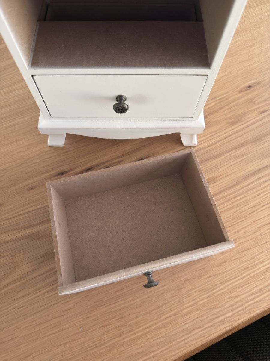 Sistemi di archiviazione: Mini Kommode/ Schmuckkästchen weiss 3 Schubladen  – Usato da Sarmenstorf venduto da Nathaliie_21 4