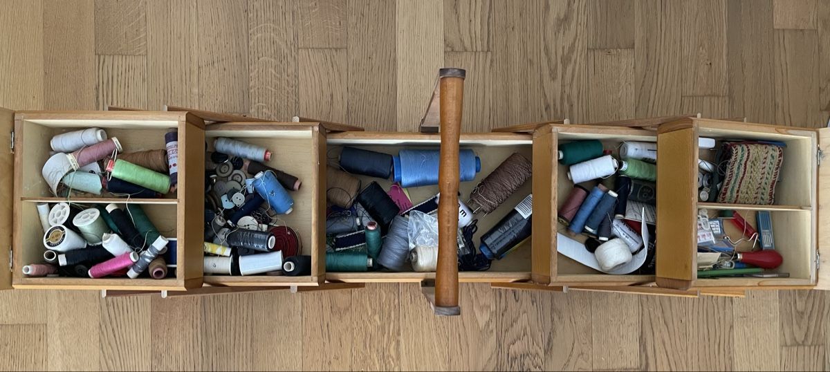 Articoli in legno: Omas altes Holznähkästchen mit Inhalt – Usato da Oensingen venduto da antje357 4
