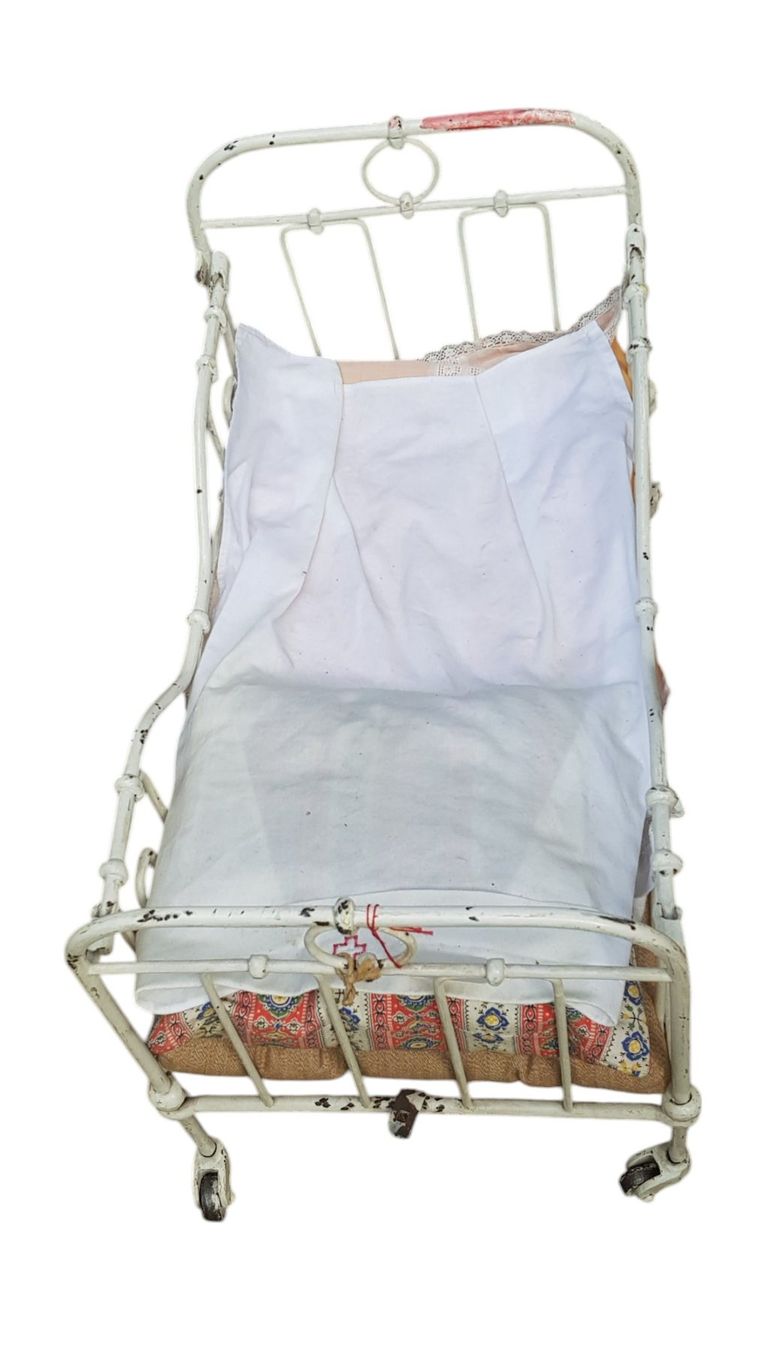 Bambole: Puppenbett Spitalbett antik – Usato da Mörschwil venduto da lindaswunderkiste 7